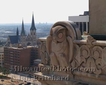 Photograph of Owl and Marquette from www.MilwaukeePhotos.com (C) Ian Pritchard